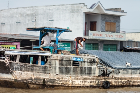 Mekong Delta, Cai Be District, Tien Giang Province, Cai Be Town, Cai Be Floating Market, South Vietnam, local people on December 10, 2013  Cai Be Market is one of most famous floating market in Vietnamのeditorial素材