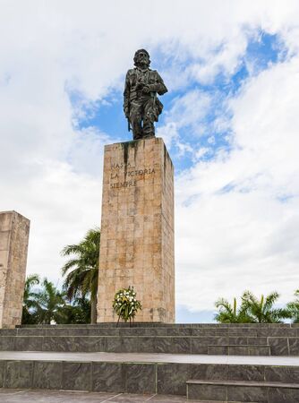 Santa Clara, Cuba-14 October, 2016. Bronze statue of Che Guevara Cuban National Monument at the Plaza de la Revolution, Mausoleum is resting place of Che Guevara and other fighters.のeditorial素材