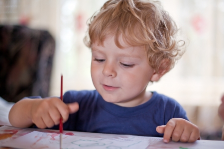 2 years old toddler boy drawing indoorの写真素材
