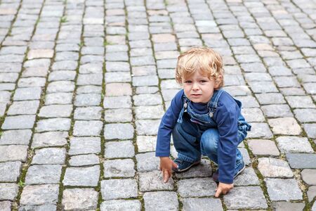 Little toddler boy otudoors in summerの写真素材