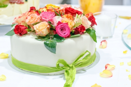 Wedding cake decorated with rose flowersの写真素材