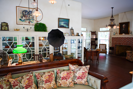 FORT MYERS,FL-APRIL  15 2016: Fort Myers Florida, Thomas Edison and Henry Ford Winter Estates. Main Ford estate house museum. Antique living room.のeditorial素材