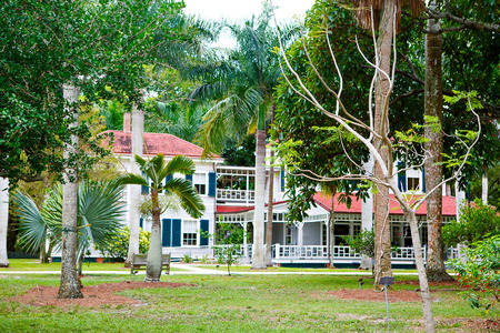 FORT MYERS,FL-APRIL  15 2016: Fort Myers Florida, Thomas Edison and Henry Ford Winter Estates. Main Ford estate house museum. Antique dining room.のeditorial素材