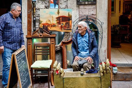 ISTANBUL, TURKEY - NOVEMBER 18, 2022: Shoeblack is cleaning shoes in the street of Istanbul, Turkeyのeditorial素材