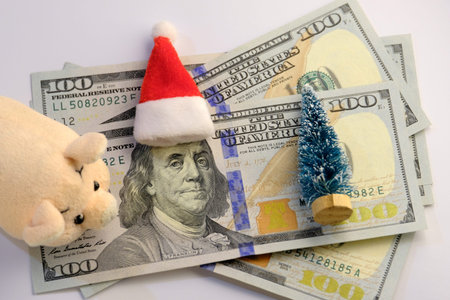 How much money do Americans spend on New Year's holidays? Franklin on a hundred dollars, a pink toy...