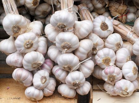 Pile of garlic cloves on market stallの写真素材