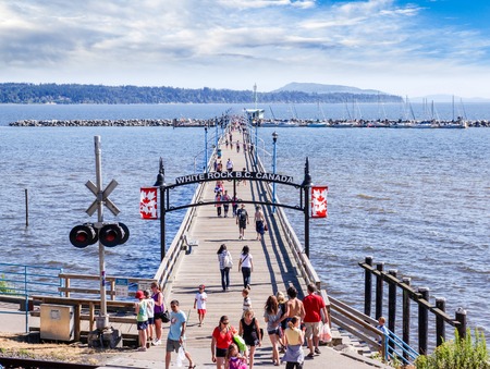 The famous 1,500 ft  long pier in White Rock near Vancouver, British Columbia のeditorial素材