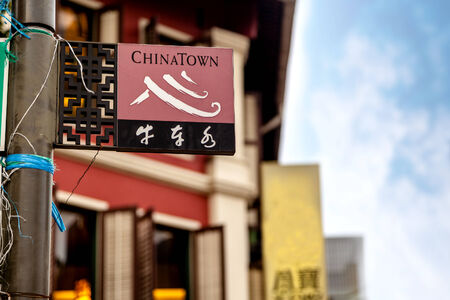 A Singapore street sign that reads \"Chinatown\" in English and \"Bull-Cart Water\" in Chinese.のeditorial素材
