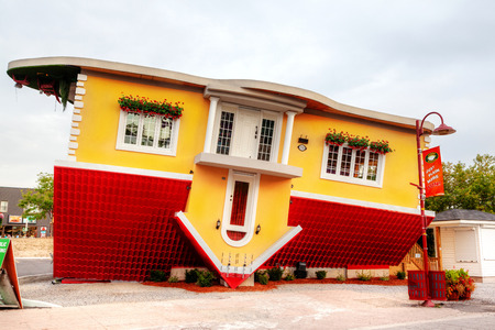 NIAGARA FALLS, CANADA - AUG 27, 2012: Upside Down House, an oddity museum sitting in Clifton Hill. Niagara Falls, Canada.のeditorial素材