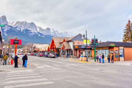 CANMORE, CANADA - OCT. 26, 2018: Downtown Main Street in Canmore Kananaskis of the Canadian Rockies. As a gateway to Banff National Park, the mountainous town draws thousands of visitors annually.のeditorial素材