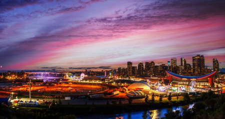 Beautiful sunset over the city of Calgary in Alberta, Canada, showing panorama of downtown business and financial district over the Bow River.のeditorial素材