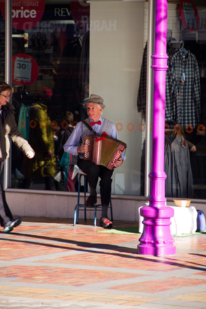 TIMARU, NEW ZEALAND, 04 JUNE 2017: Street artist playing accordion infront of a shopのeditorial素材