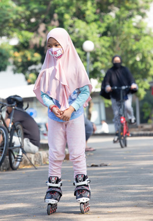 Jakarta, Indonesia - 28.10.2018 A little girl is rollerblading in the car free day areaのeditorial素材