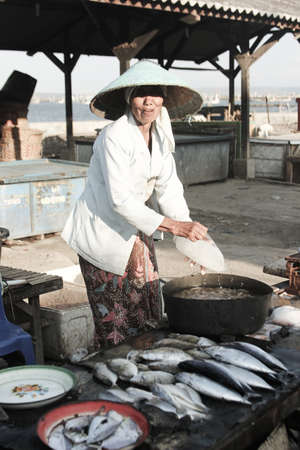 Fisherwoman selling fish at the fish market in Mekong Delta, Vietnamの写真素材