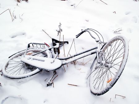 Bicycles covered with snow lay on the groundの写真素材