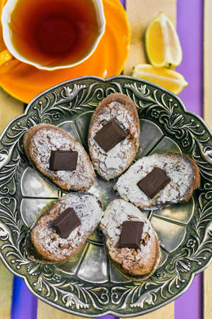 Crackers with raisins and chocolate tea with lemon