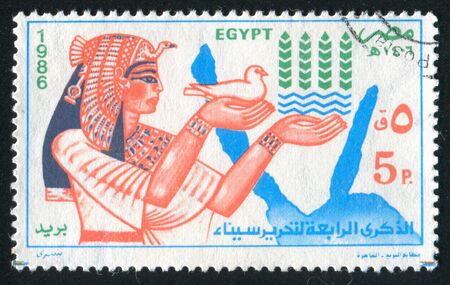 EGYPT - CIRCA 1986: stamp printed by Egypt, shows Queen Nefertiti, pigeon, map, circa 1986のeditorial素材
