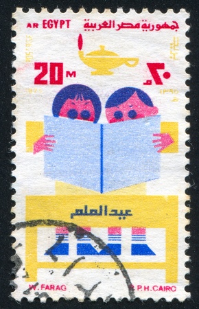 EGYPT - CIRCA 1975: stamp printed by Egypt, shows Pupils, book, ancient lamp, circa 1975のeditorial素材