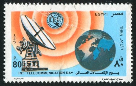 EGYPT - CIRCA 1995: stamp printed by Egypt, shows Antenna, globe, emblem, circa 1995のeditorial素材