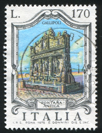 ITALY - CIRCA 1976: stamp printed by Italy, shows Antique Fountain Gallipoli, circa 1976のeditorial素材