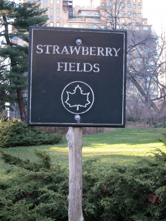 28. MARCH 2011 - NEW YORK, USA - Strawberry fields sign in Central Park in Manhattan, NY, USA. Photo taken on 28 march 2011.のeditorial素材