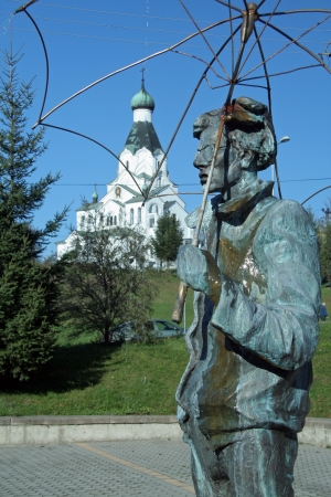 17. OCTOBER 2007 - MEDZILABORCE, SLOVAKIA - Andy Warhol sculpture in front of Modern Art Museum of Andy Warhol (slovak: Muzeum moderneho umenia Andyho Warhola), and Orthodox church in Medzilaborce, Slovakia. Photo taken on 17 october 2007.のeditorial素材