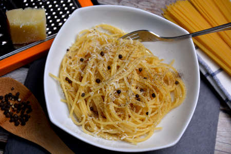 spaghetti cacio e pepe classic Italian dishの写真素材