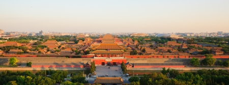 overlook the Forbidden City in evening.the Forbidden City was built in 1420,it remain intact through the Ming and Qing dynasty.Both in Ming and Qing dynasty,the emperors lived in Forbidden City and managered this country.It is included in the UNESCO worldのeditorial素材