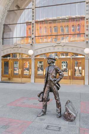 Tacoma, Washington, USA. March 2021. Sculpture of a man with bags at Tacoma Union Stationのeditorial素材