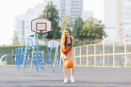 sporty caucasian girl playing basketballの写真素材