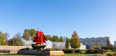 Russia, Saint-Petersburg, Park of Lenin, 10.10.2020: ship monument with red sails on the background of the fountainのeditorial素材