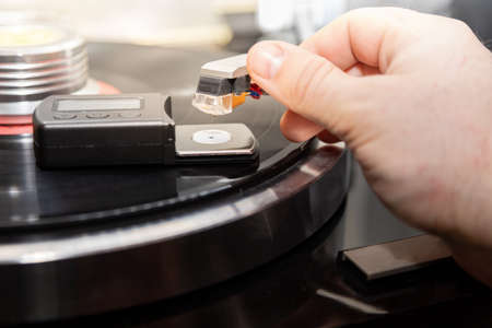 Adjusts the weight of the turntable cartridge.