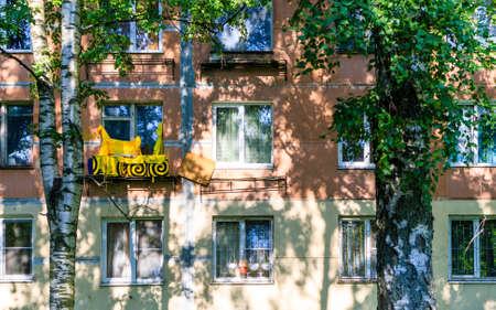 Russia, St. Petersburg, 08/28/2021: Backpacks of "Yandex Food" delivery companies are displayed outside the window of a residential building.のeditorial素材