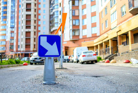 sign with an arrow indicating the direction of entry of the carの写真素材