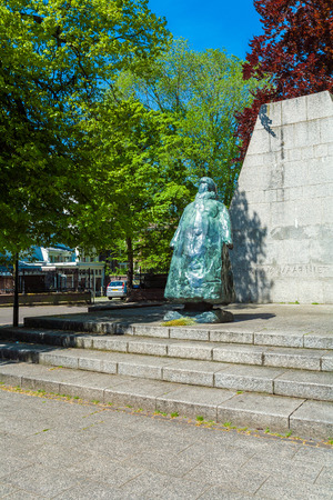 HAGUE, NETHERLANDS - APRIL 4, 2008: Statue of Queen Wilhelmina near Noordeinde Palaceのeditorial素材