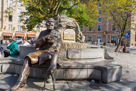 BRUSSELS, BELGIUM - APRIL 5, 2008: Tourists seating near Charles Buls fountain on Grand Placeのeditorial素材