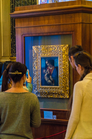 SAINT PETERSBURG, RUSSIA - DECEMBER 25, 2016: Tourists looking at the picture of Leonardo de Vinci Madonna Litta in the Hermitage Museumのeditorial素材