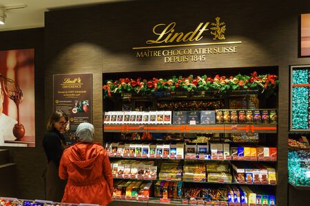 Vienna, Austria - October 22, 2017: Buyers buy chocolate and sweets in the interior of the store of the famous brand Lindtのeditorial素材