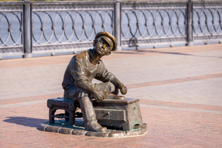 Astrakhan, Russia - October 06, 2019: Sculpture of shoeshine boy from the Soviet comedy film It Can't Be, on the embankment of Volga River.のeditorial素材