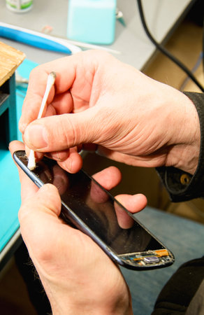 The master repairs the smartphone in the service centerの写真素材