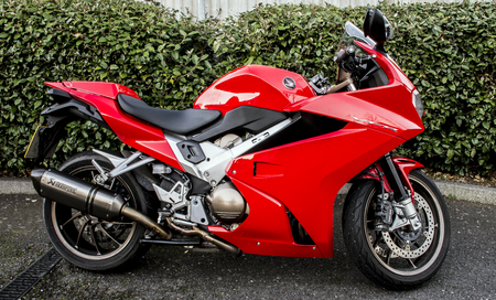 Red arrow - Honda VFR 800 F