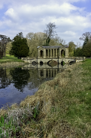 Octagon Lake and Palladian Bridge in Stowe, Buckinghamshire, United Kingdomの写真素材