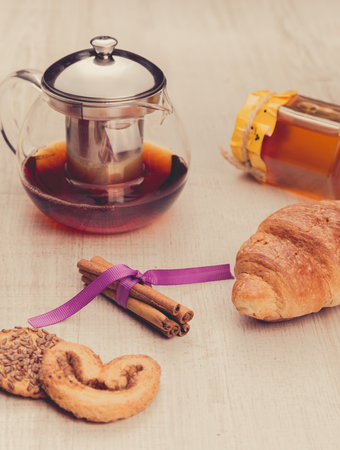Tea in a transparent cup, cinnamon and oat cookie.の写真素材