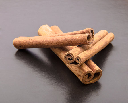 Cinnamon sticks on drak table.の写真素材