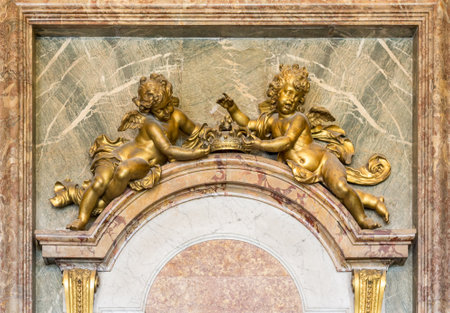 Golden angels statues on wallの写真素材