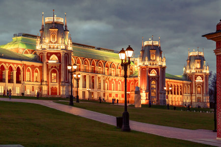 Moscow, Russia, 23 October 2019: Grand Palace, Tsaritsyno park. Evening landmark photo. Popular park Museum Tsaritsyno at sunset. Sightseeing Tsaritsyn Palace. Museum and park in the south of city.のeditorial素材