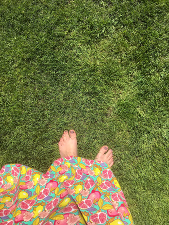 I'm standing on the grass barefoot in the summerの写真素材