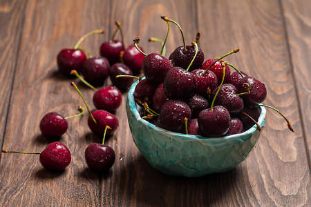 Cherries in a bowl with water dropsの写真素材