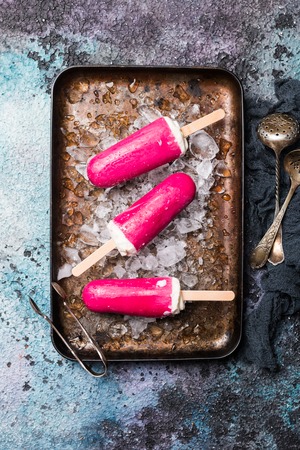 Top view pink cranberry popsicleの写真素材