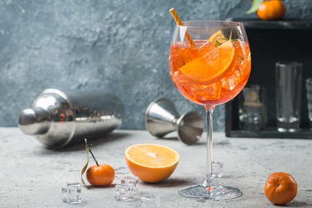 Aperol spritz cocktailの写真素材